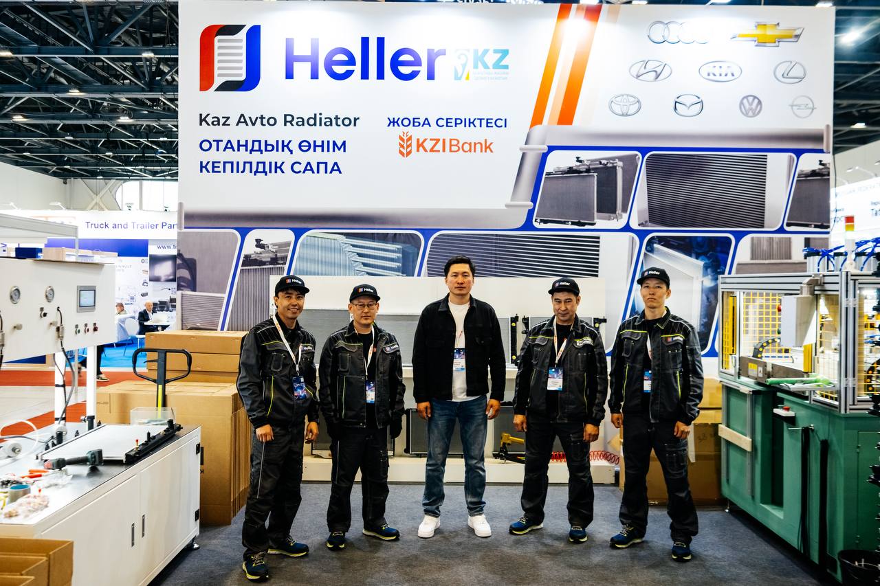 Команда Heller на стенде завода